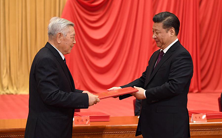 习近平主席向赵忠贤院士颁奖