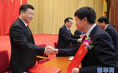 习近平等党和国家领导人向获奖代表颁奖