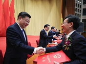 习近平总书记和刘永坦院士、<br>钱七虎院士为获奖代表颁发证书