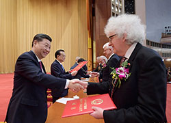 习近平总书记和黄旭华院士、<br>曾庆存院士为获奖代表颁发证书
