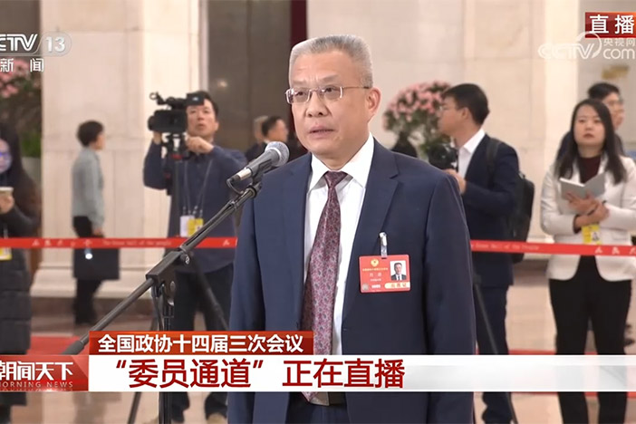 【2025聚焦两会】委员通道：科技日报记者向方忠提问