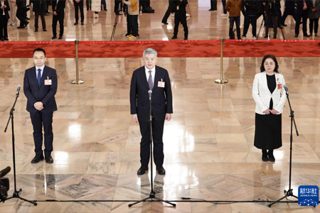 全国政协十四届三次会议第一场“委员通道”集体采访活动