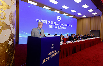 学部科学普及与教育工作委员会主任杨玉良院士在第三次全体会议上作专题报告