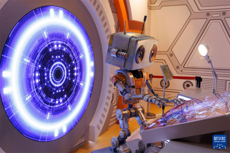 人工智能机器人星启8号展出