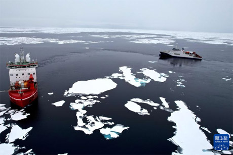 “雪龙2”号在北极冰区为“深海一号”破冰引航