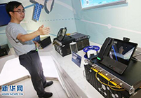 潘建伟演示实用化量子通信产品进行远距离保密通话