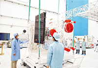 量子卫星在安装太阳翼