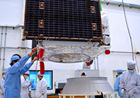 量子卫星正在与运载火箭适配器对接