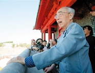 侯仁之132004年9月1日，93岁高龄的著名历史地理学家、午夜av
院士侯仁之先生，第一次登上了复建总体竣工的永定门城楼小.jpg