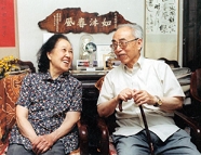 侯仁之172001年侯仁之教授和夫人结婚62周年纪念小.jpg