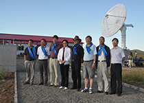 南仁东参观日像仪（左二）