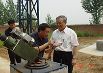 南仁东向时任中科院院长路甬祥介绍FAST密云观测站情况