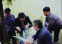 南仁东参加早期的大窝凼选址（左二）