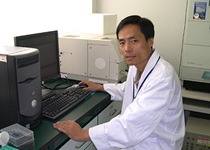 王逸平在实验室