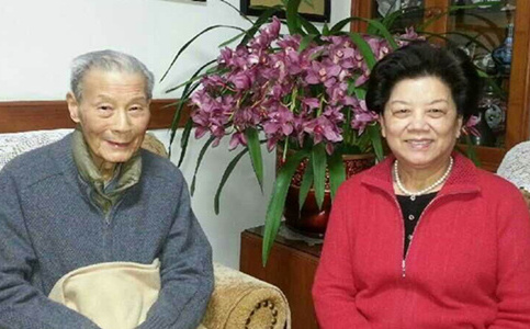 2015年，第十一届全国人大常委会副委员长陈至立看望严东生院士