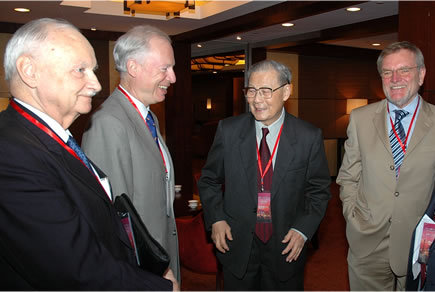 2006年，严东生在“能源与大都市发展”国际研讨会上与各国能源专家交流