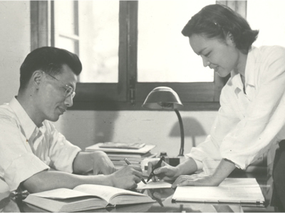 1961年，严东生夫妇切磋学术问题