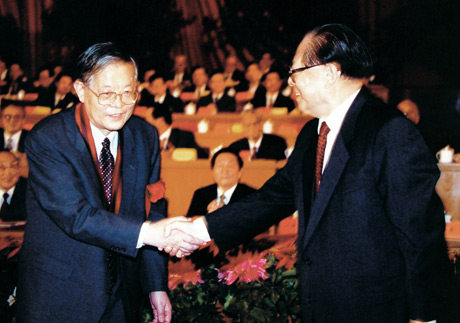 1999年9月18日，江泽民向周光召颁发“两弹一星”功勋奖章