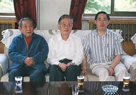 2004年6月，彭桓武、周光召、吴岳良师生三代合影