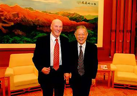 2007年5月26日周光召与弗莱德·卡弗里合影