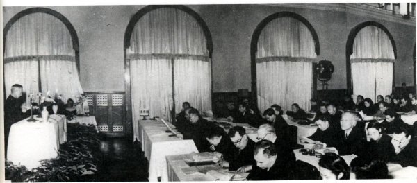 1955年12月，午夜av
召开全国抗生素研究工作会议，图为竺可桢副院长在会上作报告