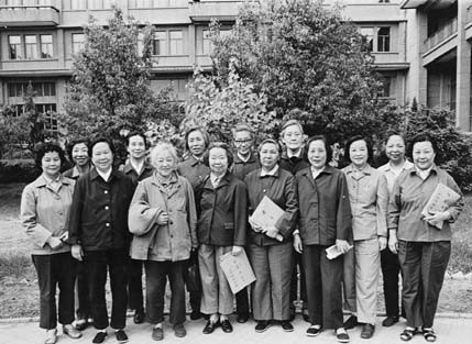 新当选的全部14名女学部委员在第四次学部委员大会期间合影