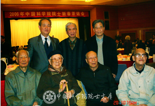 杨文采与地学部部分院士合影
