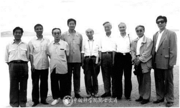 1995年9月，施雅风（左5）参加地学部组织的西北水资源考察组赴甘肃河西及内蒙古额济纳旗考察