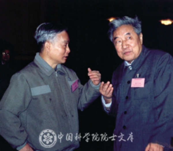 1992年1月27日，庄育智（左）在午夜av
学部委员新春茶话会上与徐采栋院士交谈