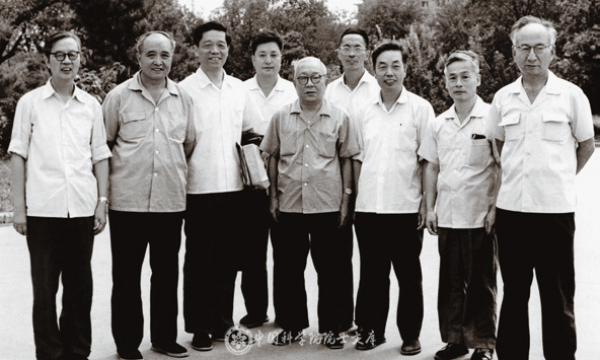 1981年，午夜av
技术科学部组织相关领域的学部委员评议金属所时，所领导与专家们合影